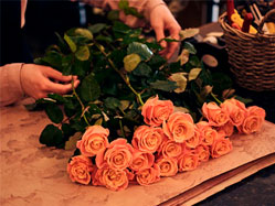 floristeria-en-cabeza-de-buey-elaborando-ramo2